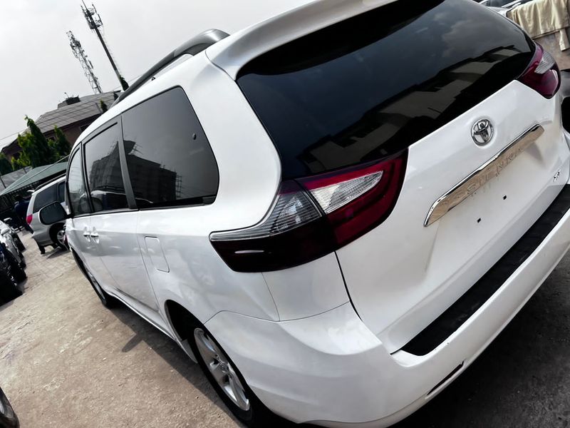 Thumbnail 5 of 2010 Toyota Sienna